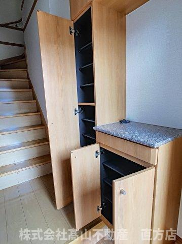 直方市大字頓野のアパートの玄関