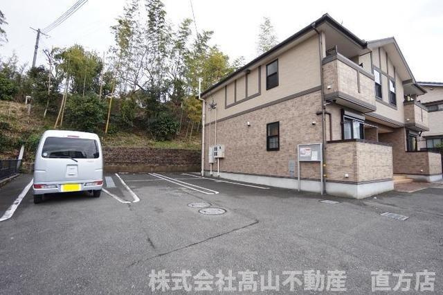直方市大字頓野のアパートの駐車場