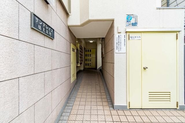 サングレイス鶴見本町のエントランス