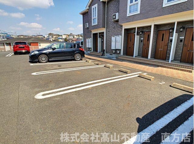 直方市大字頓野のアパートの駐車場