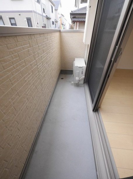 草加市氷川町のアパートのバルコニー