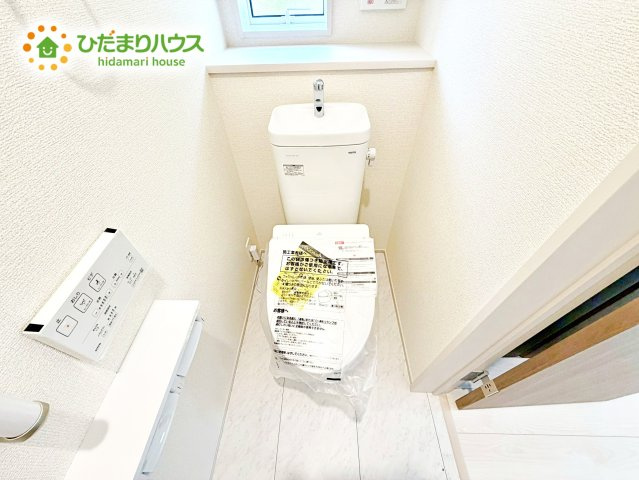 【トイレ】 | 水戸市西原1丁目3期　新築戸建 | 小窓で採光面と通気性を確保しておりますので、陽射し差し込む明るい空間で、いつもさわやかな状態を保っていただけます！トイレスペースが1階・2階にございますので、ゲスト用・家族用に分けることもできます。
