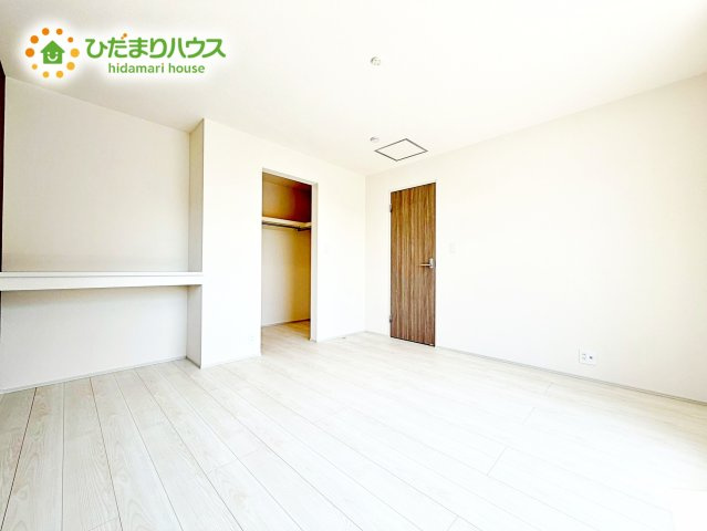 【寝室】 | 水戸市西原1丁目3期　新築戸建 | 壁紙はシンプルで清潔なホワイトで統一しています。朝の光をたっぷり浴びながら一日をスタート！目覚めは明るくあたたかな場所で。
