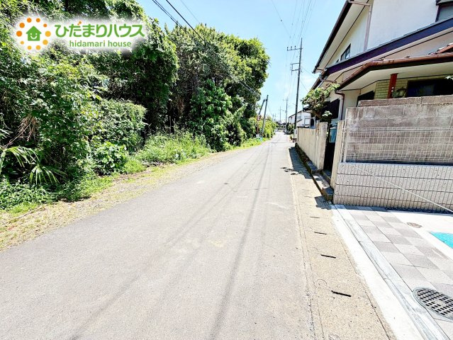 【前面道路含む現地写真】 | 水戸市西原1丁目3期　新築戸建 | 周辺は緑も多く、スーパーやドラックストアも近い為、住環境良好です♪