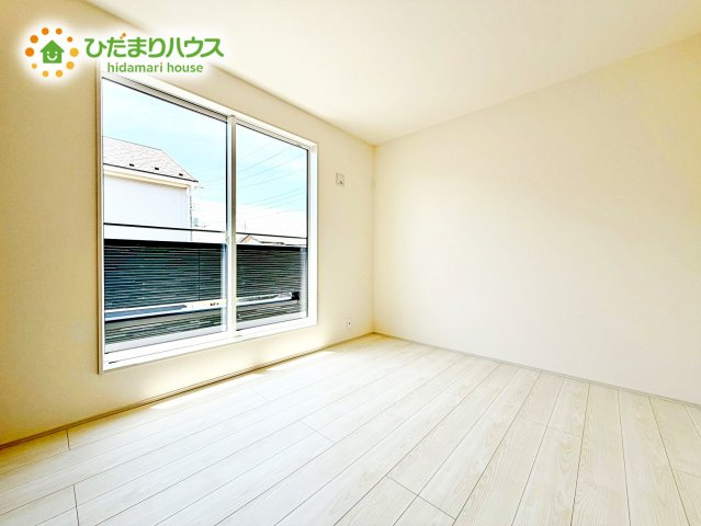【洋室】 | 水戸市西原1丁目3期　新築戸建 | 明るい洋室は、生活にゆとりを齎してくれるゆったりスペース。大きな窓からは陽光が入り、リラックスした時の流れを感じられます。