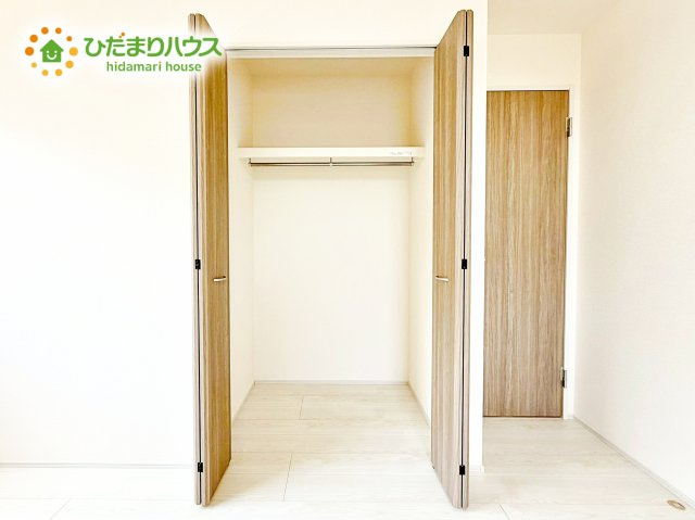 【収納】 | 水戸市西原1丁目3期　新築戸建 | たっぷりの収納力を誇るウォークインクローゼット。ハンガーパイプには衣類を掛け、足元の広いスペースにはお手持ちの収納ケースを自由に配置でき、空間を無駄なく使えます。