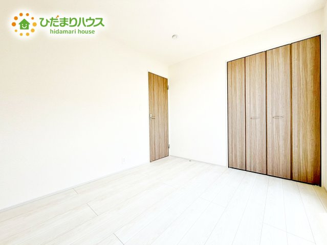 【洋室】 | 水戸市西原1丁目3期　新築戸建 | 白を基調とした明るく爽やかな子ども室。自分の時間に集中できる、落ち着きのある居室です。学習机やベッドなどの家具もゆとりを持って配置できます。