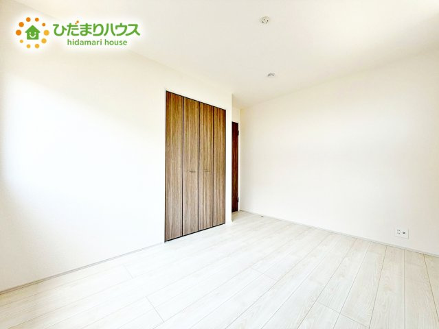 【洋室】 | 水戸市西原1丁目3期　新築戸建 | 白い壁の洋室は、太陽の光だけでも十分明るく感じられますね