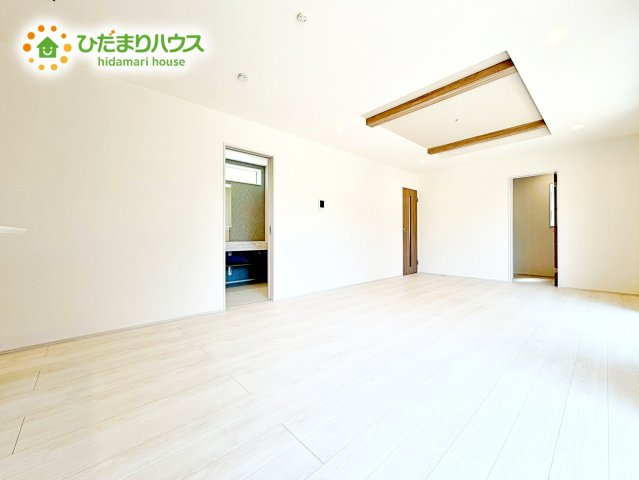 【居間・リビング】 | 水戸市西原1丁目3期　新築戸建 | 家族との大切な時間を多く過ごすリビング。ゆったりとした広さのある空間で会話も弾みます♪大きい窓からは明るい日差しが差し込みます。居心地の良いリビングでおうち時間を楽しんで！