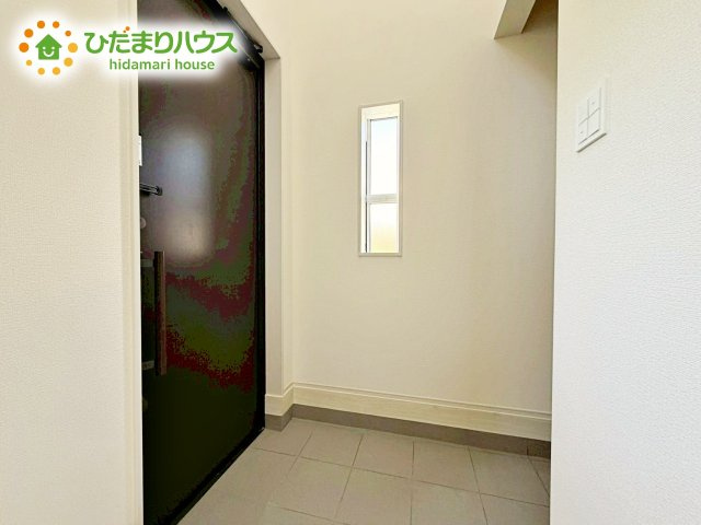 【玄関】 | 水戸市西原1丁目3期　新築戸建 | ゆったりと明るい玄関がご家族や来客をお出迎え。機能的な大型シューズボックスは長物もしっかりと収納できます。