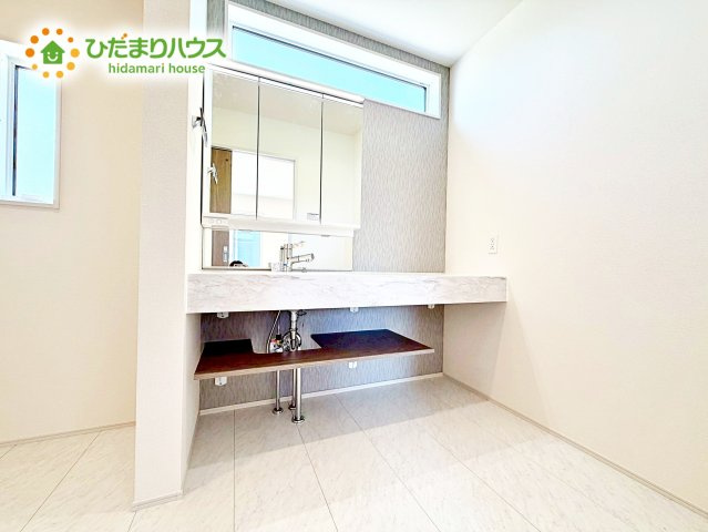 【洗面所】 | 水戸市西原1丁目3期　新築戸建 | 三面鏡は自分では見えにくいところまで見ることができるので、身だしなみを整える際などにはとても便利です(*^^*)