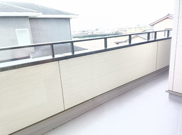 結城市結城のバルコニー|複数の居室から出入りできる横幅のあるバルコニー。洗濯物や家族分の布団もまとめて干しやすそうです。