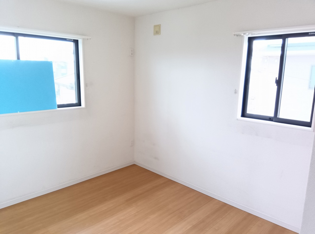 結城市結城の子供部屋|2面に窓を備えた6帖の洋室。風を取り込みやすく、子ども部屋や仕事・趣味のスペースにもおすすめです。