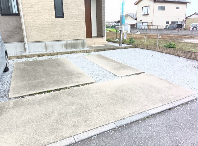結城市結城の駐車場|建物前に並列で駐車できるスペースを確保。道路から出入りしやすく、毎日の車の利用にも便利です。