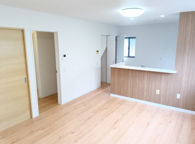 結城市結城の居間・リビング|白を基調とした清潔感のある16帖LDK。キッチンから室内を見渡しやすく、家族との会話も楽しめます。