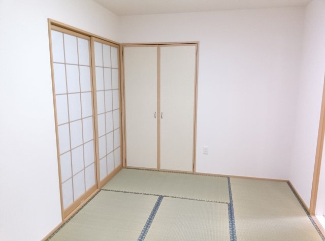 結城市結城の和室|LDKに隣接する6帖の和室。客間やお子さまの遊び場、家事の合間にくつろぐスペースとして活用できます。