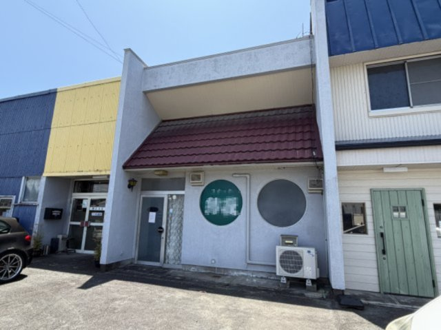 早出町連棟式貸店舗の外観