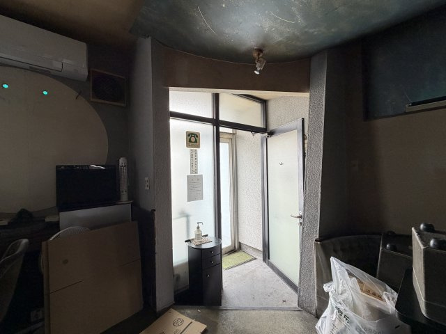 早出町連棟式貸店舗の玄関