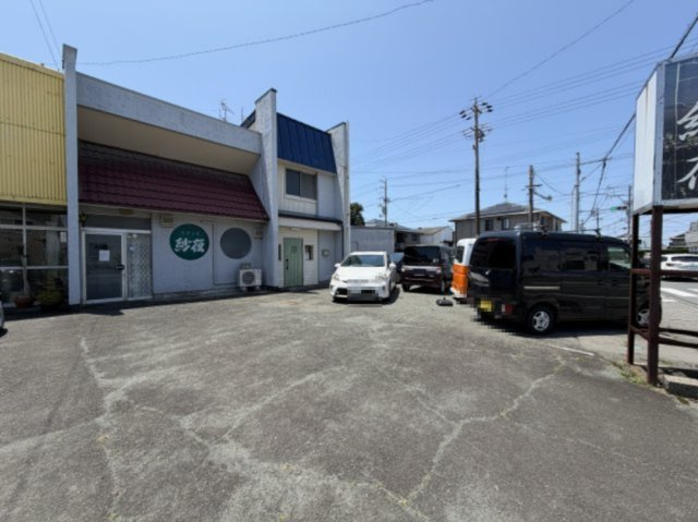 早出町連棟式貸店舗の駐車場
