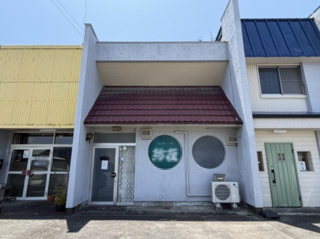 早出町連棟式貸店舗の外観