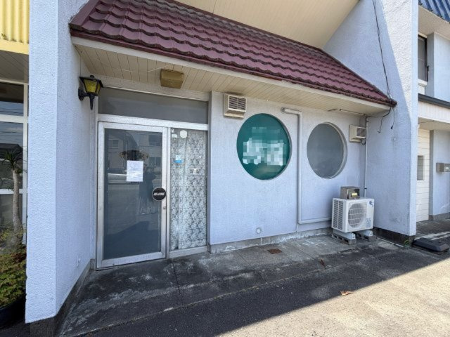 早出町連棟式貸店舗のエントランス