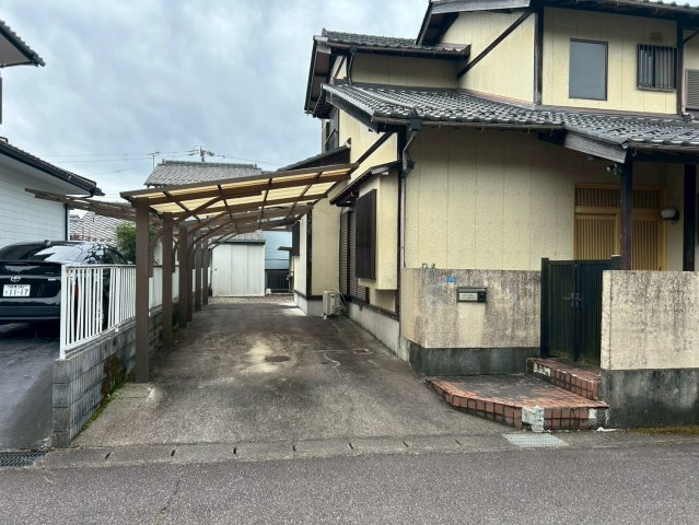 中古戸建　関市大平台　平成3年築の駐車場