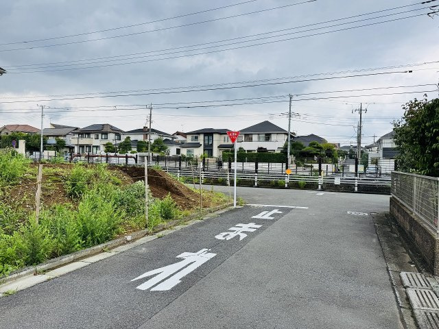 八王子市　めじろ台　新築一戸建ての前面道路含む現地写真|～北側5ｍ・東側5ｍ道路に面しています～