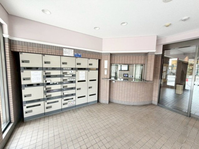 【設備】 | ライオンズガーデン浜寺 | 宅配ボックスがあるので、不在時でも荷物が受け取れて便利ですね！インターネットショッピングを活用する機会が多い方も、留守中に注文した商品が届くので配送時間を気にせずに注文をすることができます！