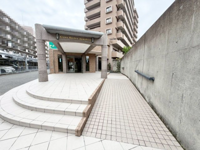 【エントランス】 | ライオンズガーデン浜寺 | 堺山口病院まで徒歩１４分ですので、突然の怪我や体調不良の時にも安心ですね！