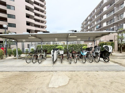 【駐輪場】 | ライオンズガーデン浜寺 | 駐輪場に屋根があるので、雨の日に自転車が濡れにくく嬉しいですね！