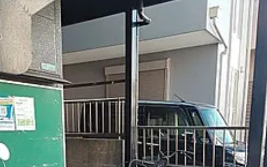 江戸川区鹿骨２丁目のアパートのエントランス