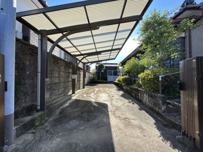【駐車場】 | 大黒町3丁目売家 | 雨の日も安心の屋根付きカーポート！縦列で2台分駐車可能です。