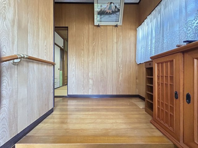 【玄関】 | 大黒町3丁目売家 | 手すり付きで安心の玄関！温かみのある木目調デザインです。