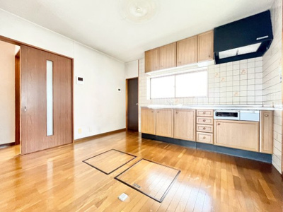 【キッチン】 | 豊中市上津島2丁目中古戸建 | こちらの物件近くの教育施設や、スーパー・公園など、物件周辺の住環境を併せてご案内させて頂きます。ぜひ、現地での暮らしをイメージなさって下さい！