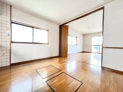 【居間・リビング】 | 豊中市上津島2丁目中古戸建 | 現在ご返済中のカーローン・カードローン・教育ローンなどを住宅ローンに一本化したり、家具家電購入費用・引越し費用を住宅ローンと組み合わせるなど、お客さまにメリットの多い住宅ローンのご提案が可能です。