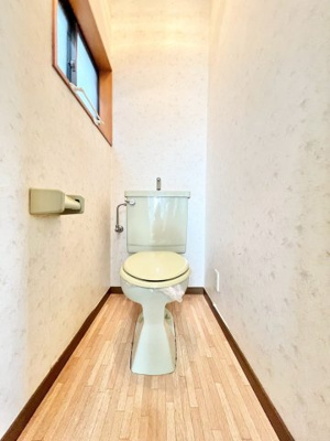 【トイレ】 | 豊中市上津島2丁目中古戸建 | 物件購入の段取りを知りたいお客様には、「ご検討からご契約までの一連の流れ」をお伝えさせて頂きます。初めて物件購入を検討された方は、ぜひご参考になさって下さい。