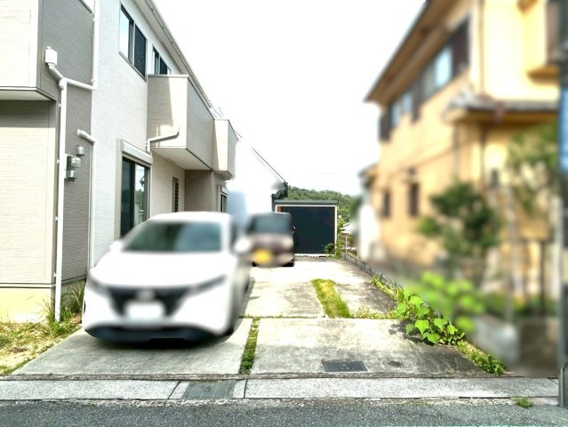 三木市志染町東自由が丘2丁目　中古建ての前面道路含む現地写真
