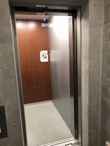 ディルッソ西間門のロビー