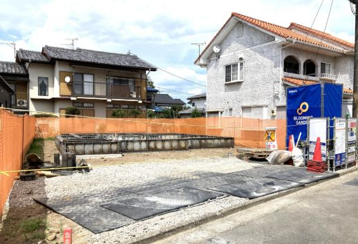 ブルーミングガーデン前橋市下新田町　１号棟の前面道路含む現地写真|現地工事中です。
