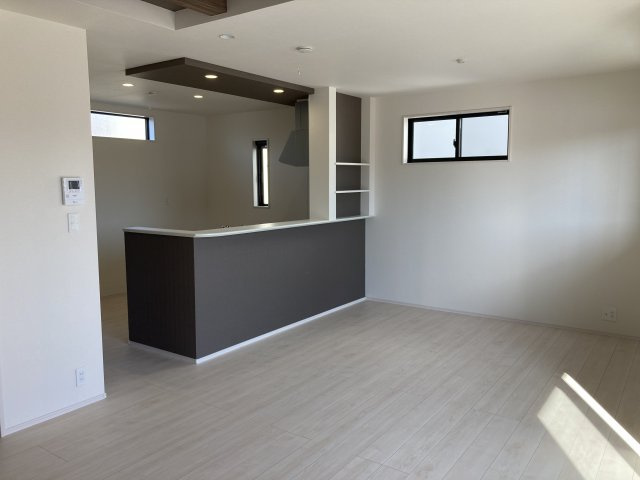 ブルーミングガーデン前橋市下新田町　１号棟の居間・リビング|【イメージ画像】ゆったり過ごせる17.87帖リビングです。アクセントクロスの施されたお洒落なリビング！人気の対面式キッチンはお好みの家具も合わせやすく、家族がくつろぐ快適な空間造りをサポート
