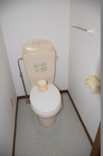コーポ鏡のトイレ|落ち着いた色調のトイレです