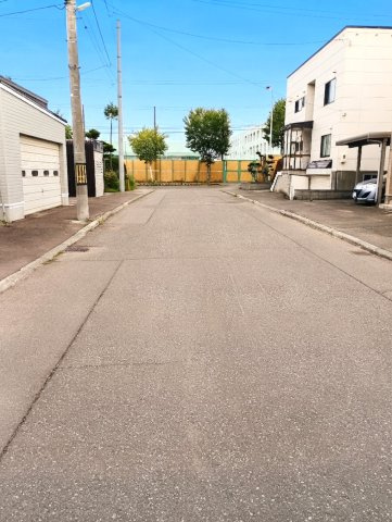 月寒東3条17丁目の前面道路含む現地写真|北東側前面道路　幅員10ｍ　　※AIにより一部景観を加工しております