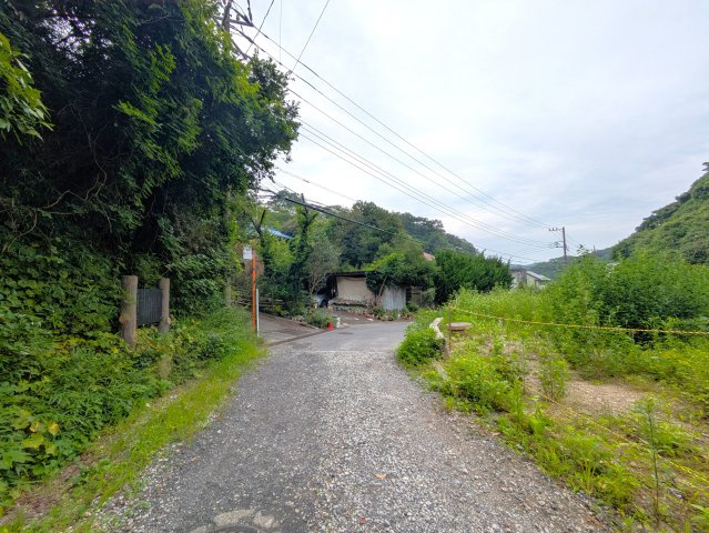 山々を臨む　分譲地　建築条件付きの前面道路含む現地写真|前面道路