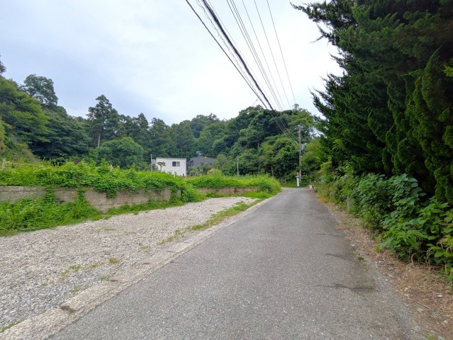 山々を臨む　分譲地　建築条件付きの前面道路含む現地写真|前面道路