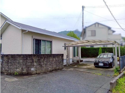 「勝手口直結の土間パントリー付」香南市野市町大谷　中古一戸建ての駐車場|前面道路が広く、お車の運転や駐車もスムーズ！