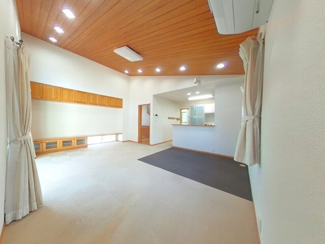 「勝手口直結の土間パントリー付」香南市野市町大谷　中古一戸建ての居間・リビング|自然光が心地よい、家族団らんの空間。