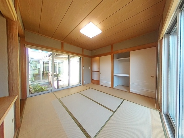 「勝手口直結の土間パントリー付」香南市野市町大谷　中古一戸建ての和室|お庭を望む開放的な和室。日本の伝統美と現代的な暮らしやすさが融合した癒しの空間。