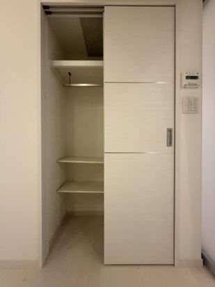 スラントウォールズの収納|収納のためのスペースです