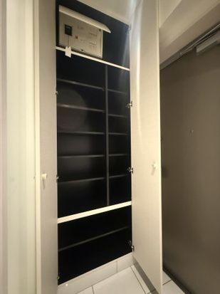 スラントウォールズの玄関|収納もある玄関です