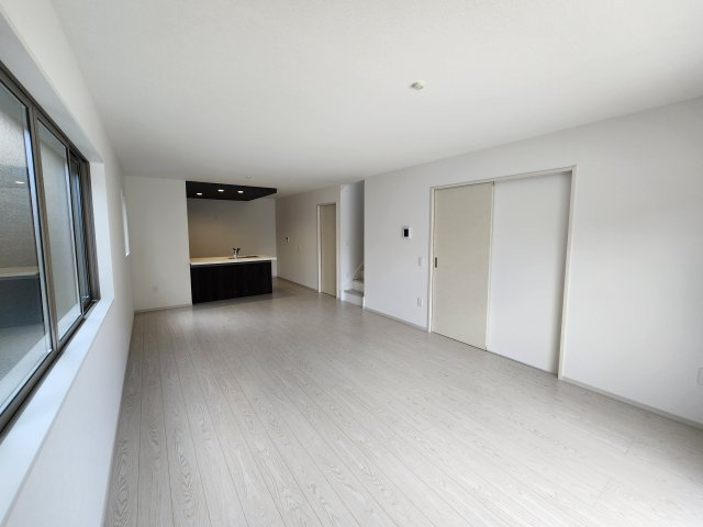 名古屋市瑞穂区白砂町３丁目の新築一戸建の居間・リビング|◇リビング◇　　明るく広いリビング２０．０帖　インテリアの映えるワイドリビング♪